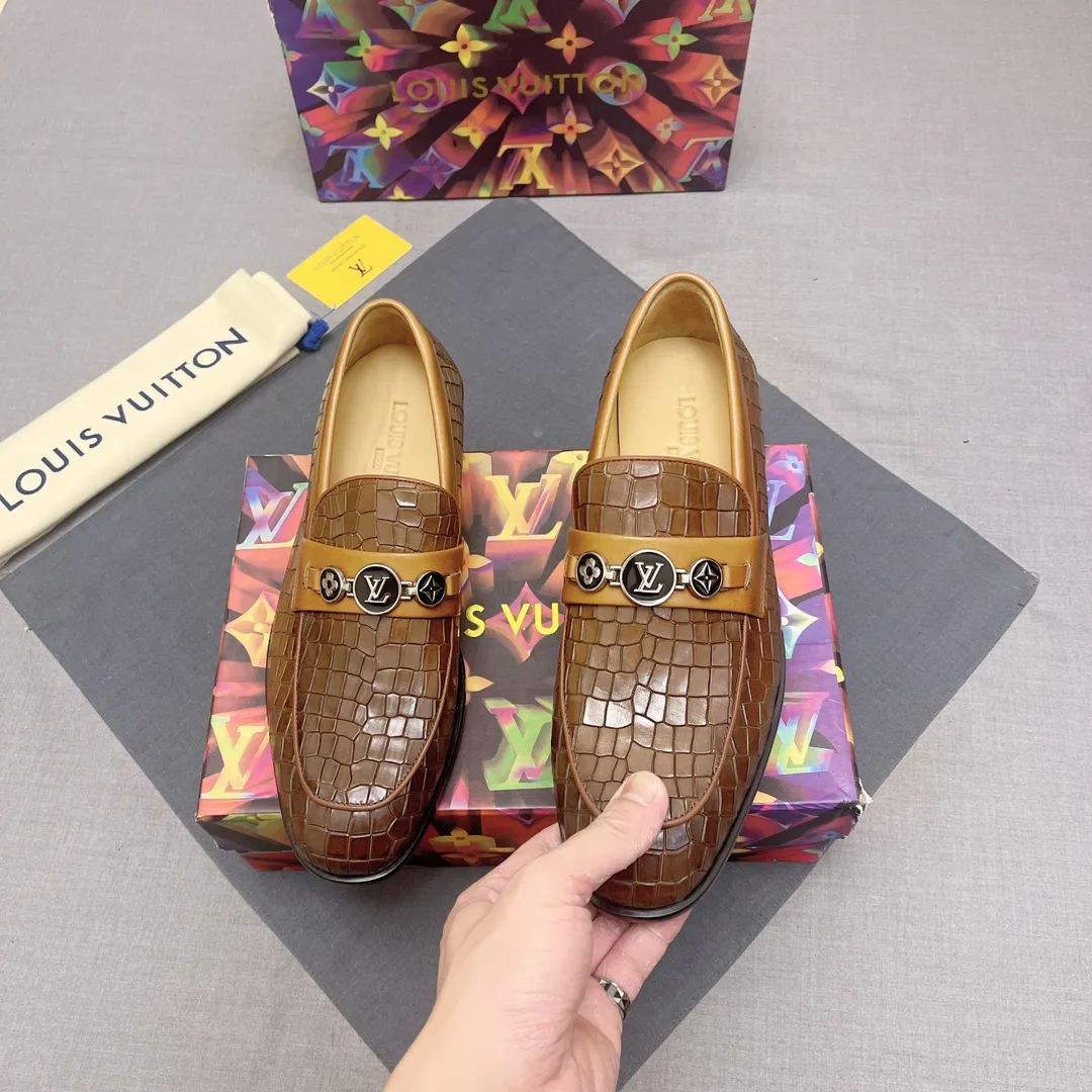 p440【LV】《Lv leather shoes are a must-have for trendy men. 👟Strong European fashion atmosphere. Generous shoe last. High-end quality. Fully imported first-layer cowhide. Sheepskin lining. Comfortable on the feet. Lightweight rubber outsole is thick and comfortable. 👍👍Its unique talent lies in its unremitting pursuit of innovation. 0️⃣0️⃣2️⃣ Code number 39 to 44 (Can be customized for 38.45) No. 0117